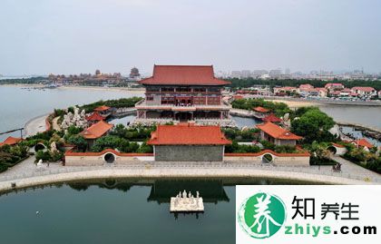 > 虚幻缥缈的蓬莱景区 养生导读:八仙过海景区_脾气网 主中轴线上有:八仙坊、八仙桥、仙源楼、八仙壁、望瀛楼、八仙祠、会仙阁、颐心亭、仙人桥、拜仙坛。景区以道教文化和蓬莱神话为背景,以八仙传说为主题,突出大海仙山的创意,集古典建筑与艺术园林于一体,内涵丰富,意境深远,观览性极强。是休闲、度假、体验“神仙”意境、观海览胜的绝佳之处。 八仙过海景区主要景点 1、蓬莱阁 蓬莱阁位于烟台市西,坐落在蓬莱城北面的丹崖山上,与黄鹤楼、岳阳楼、滕王阁并称全国四大名楼。蓬莱,因有海市之胜,历史上曾是秦、汉之君巡视的地方;之后,八仙过海